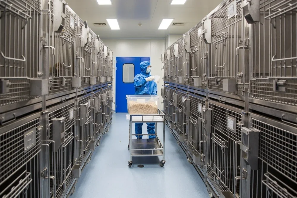 How does the integrated spoiler-spray deodorization system achieve efficient odor removal?
