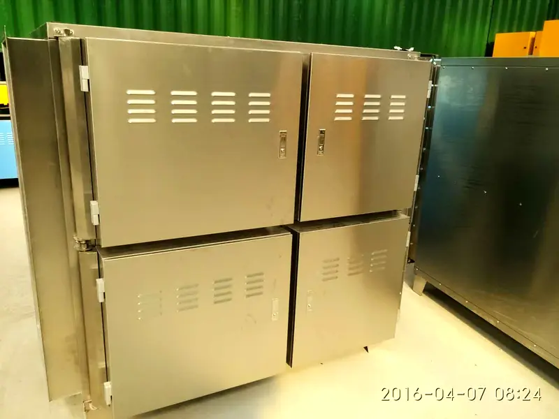 Oil fume purification unit installed in commercial kitchen